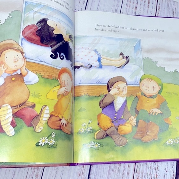 Snow White & The Seven Dwarfs kids book - Picture 11 of 13